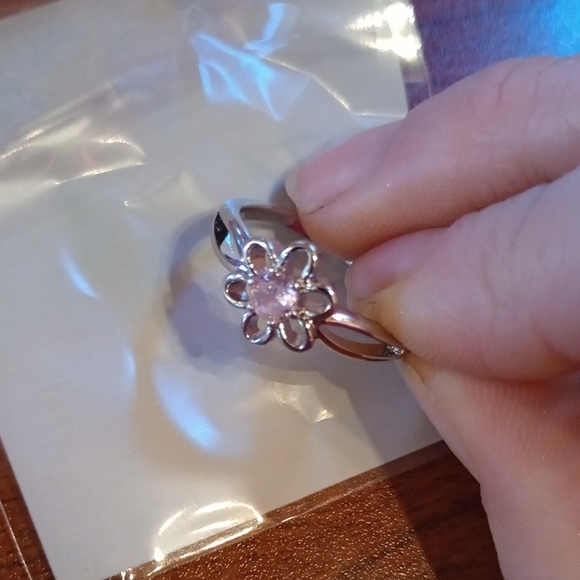 ♥️ 5 / $20 Elegant Silver Floral Ring With Pink Center 🩷 Size 8 - Picture 7 of 8
